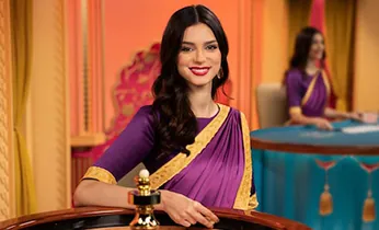 Quả bóng đá trên sân cỏ xanh mướt